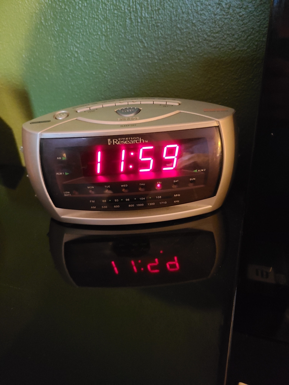 Emerson Research SmartSet Dual Alarm Clock Radio Silver